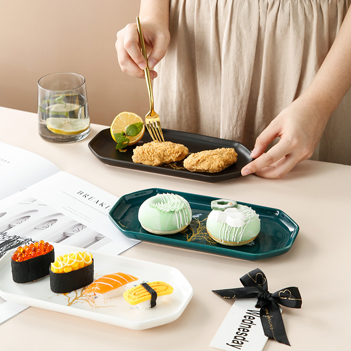 Đĩa Sứ Hình Bát Giác Phong Cách Nhật Bản được sử dụng để đựng sushi, thức ăn, trang trí,…Với các màu sắc và họa trang trí đẹp mắt, chất liệu gốm sứ mịn,